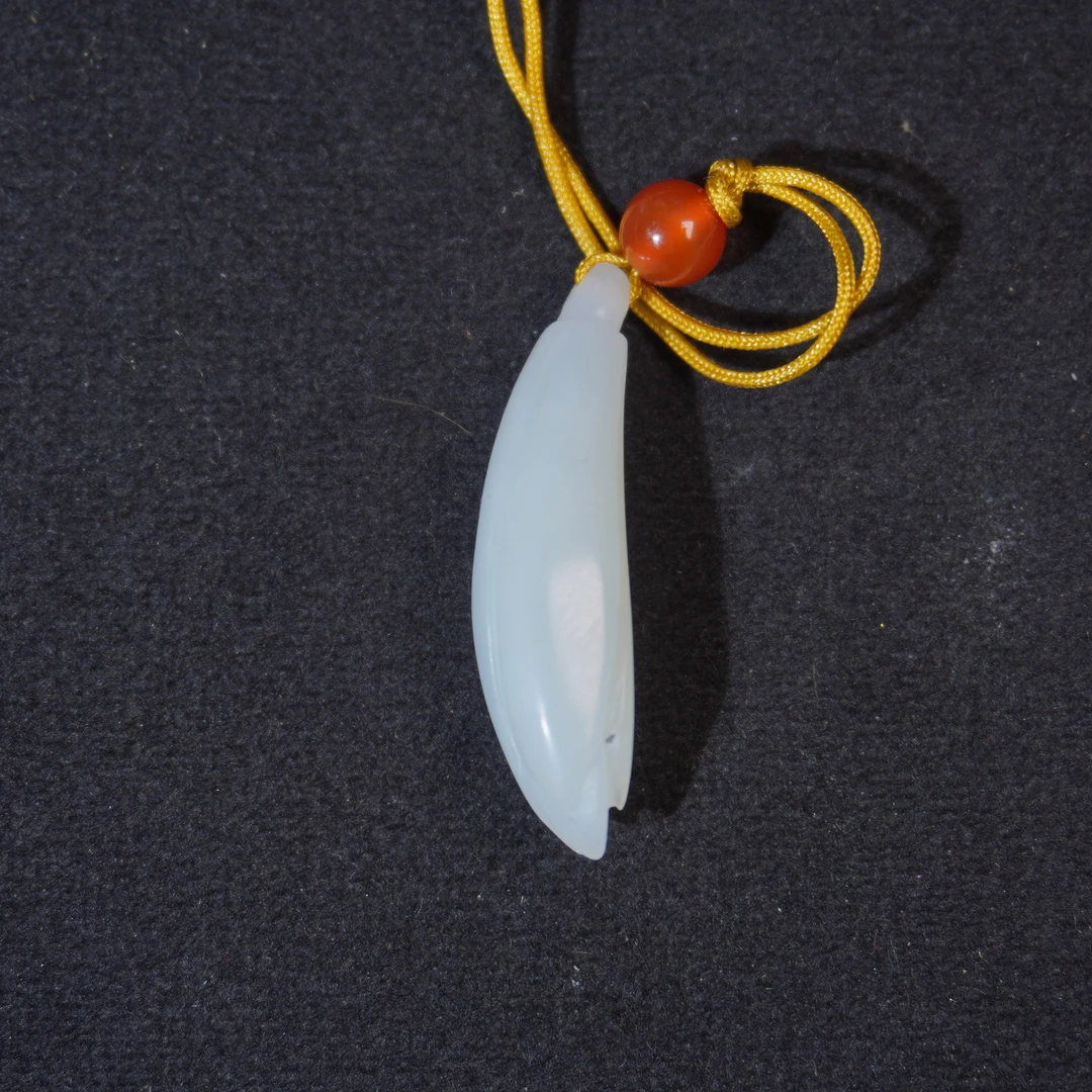 50F213 清 和田玉花卉吊坠