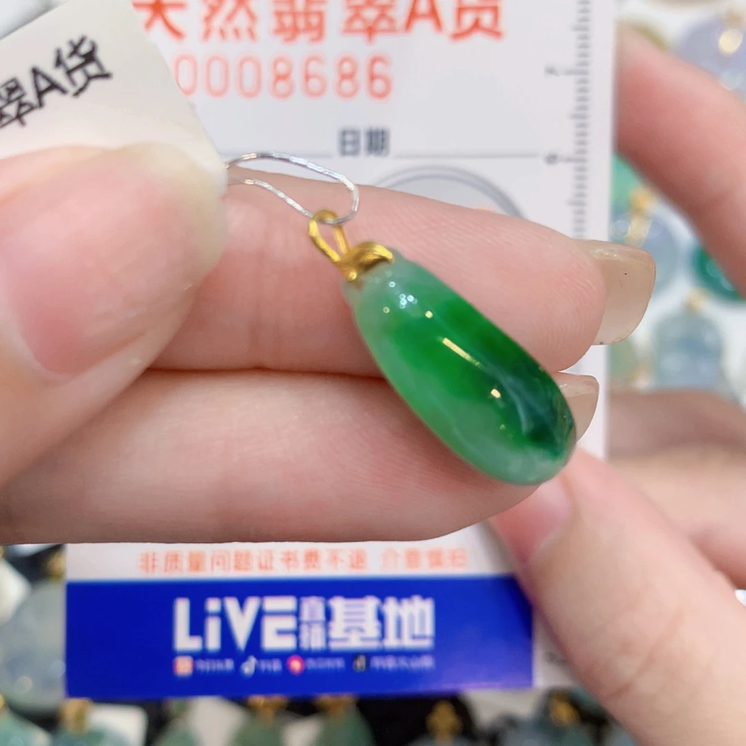 翡翠18K金镶嵌颈饰瓜