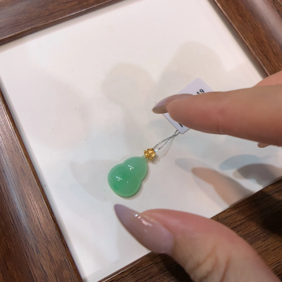 翡翠18K金镶嵌颈饰葫芦