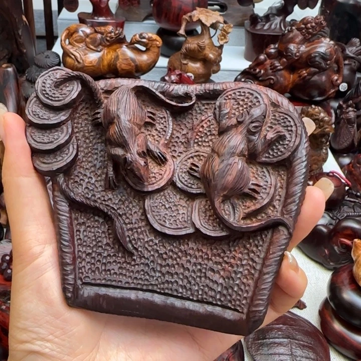 ****红木小叶紫檀雕刻簸箕把件