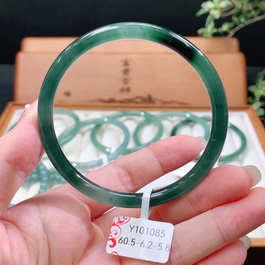 翡翠手镯未镶嵌天然