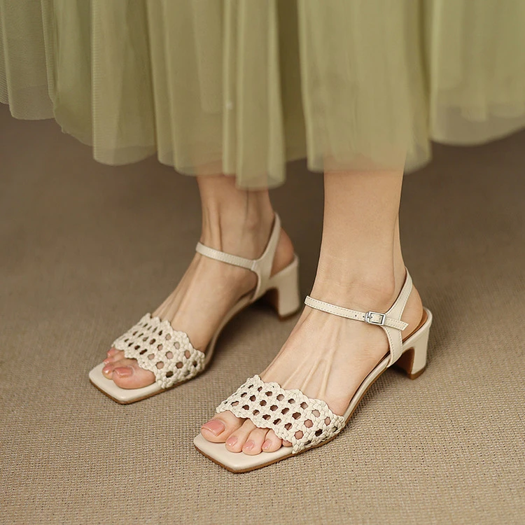 编织镂空一字扣带凉鞋女方头4.5~公分中跟露趾鞋米白色真皮洞洞鞋