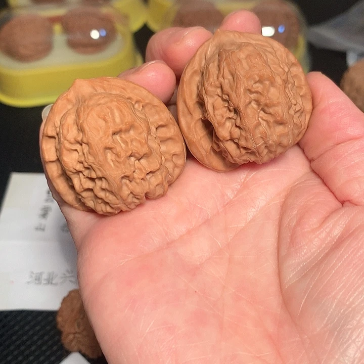 文玩核桃吊坠3.94尺梨木台