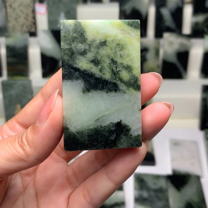 独山玉颈饰未镶嵌