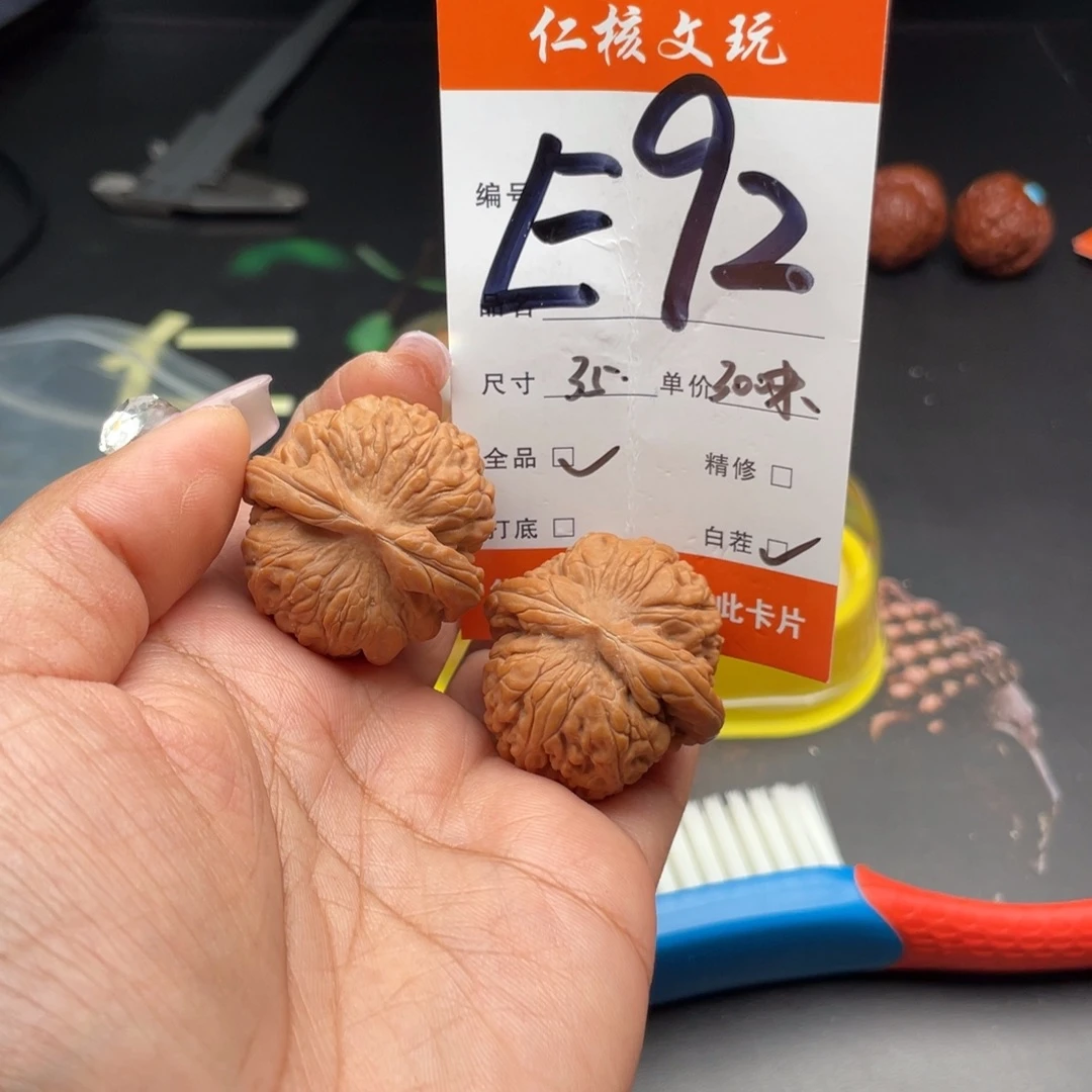A***：把件文玩核桃35尺寸莲花