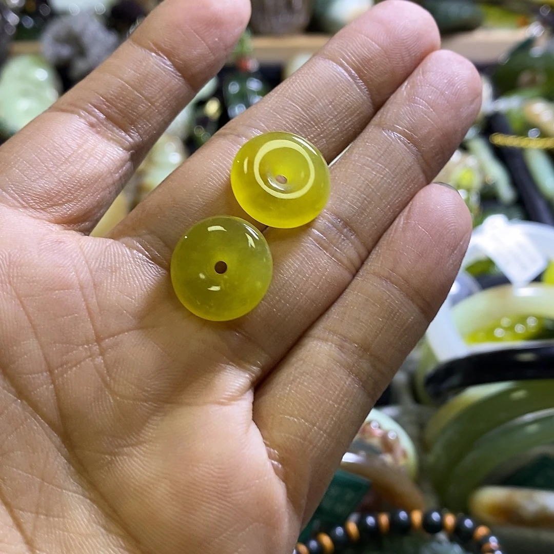 未镶嵌岫玉耳环一对