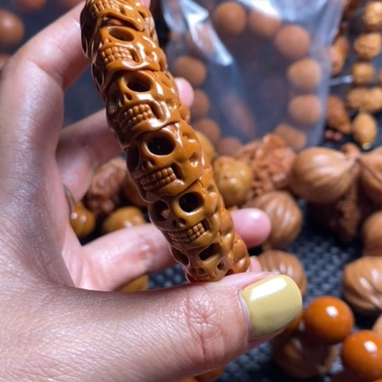 橄榄核吊坠镂空骷髅头