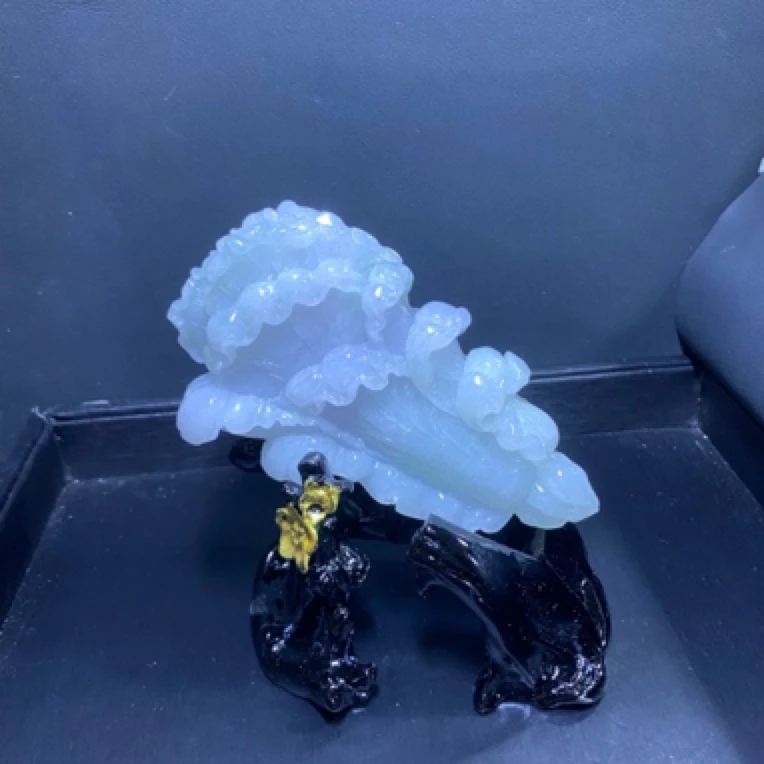 缅甸翡翠A货精雕晴底白菜，冰润细腻，裸石尺寸110-63-29