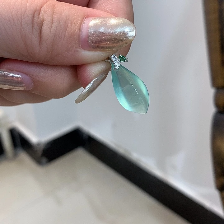 岫玉未镶嵌颈饰吊坠