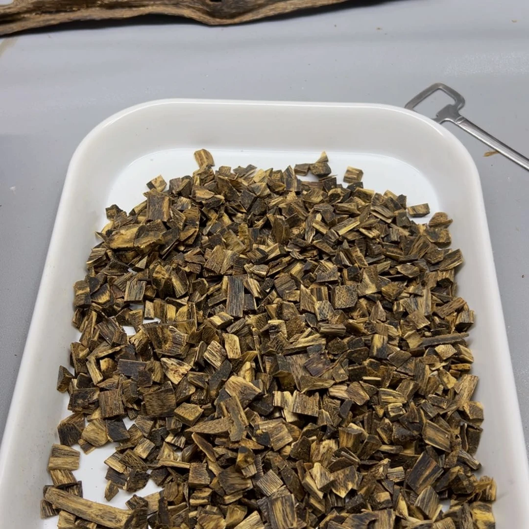 沉香沉香碎屑蔚**生沉水红骨凹身50克