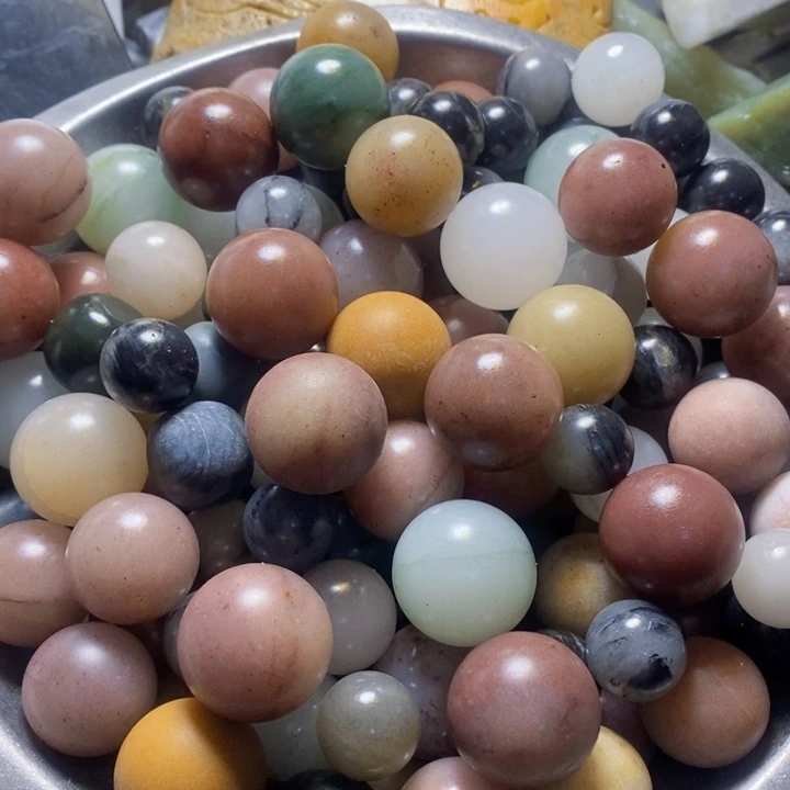 透闪石质玉挂件未镶嵌