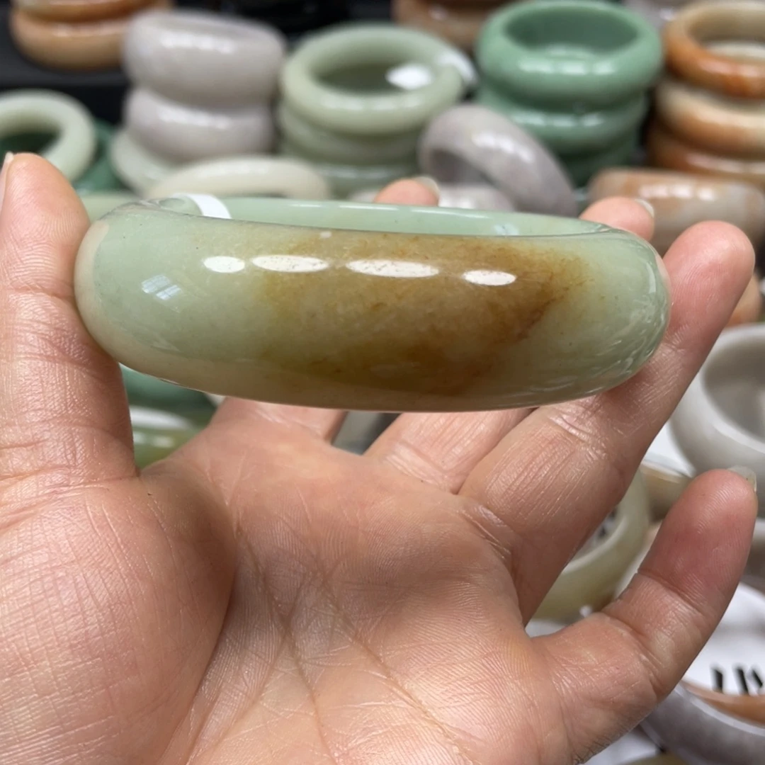 刘***员未镶嵌手镯石英质玉