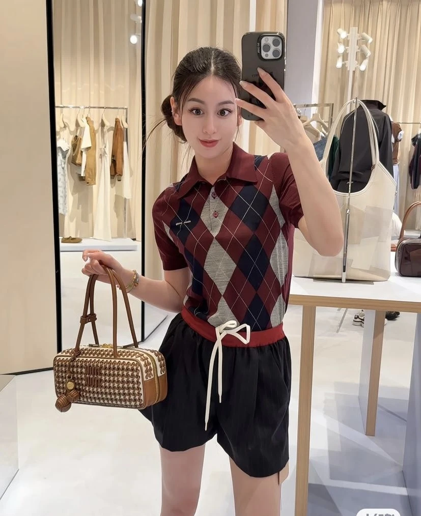 LiLi 早秋英伦风菱形格撞色针织短袖翻领毛衣 260748