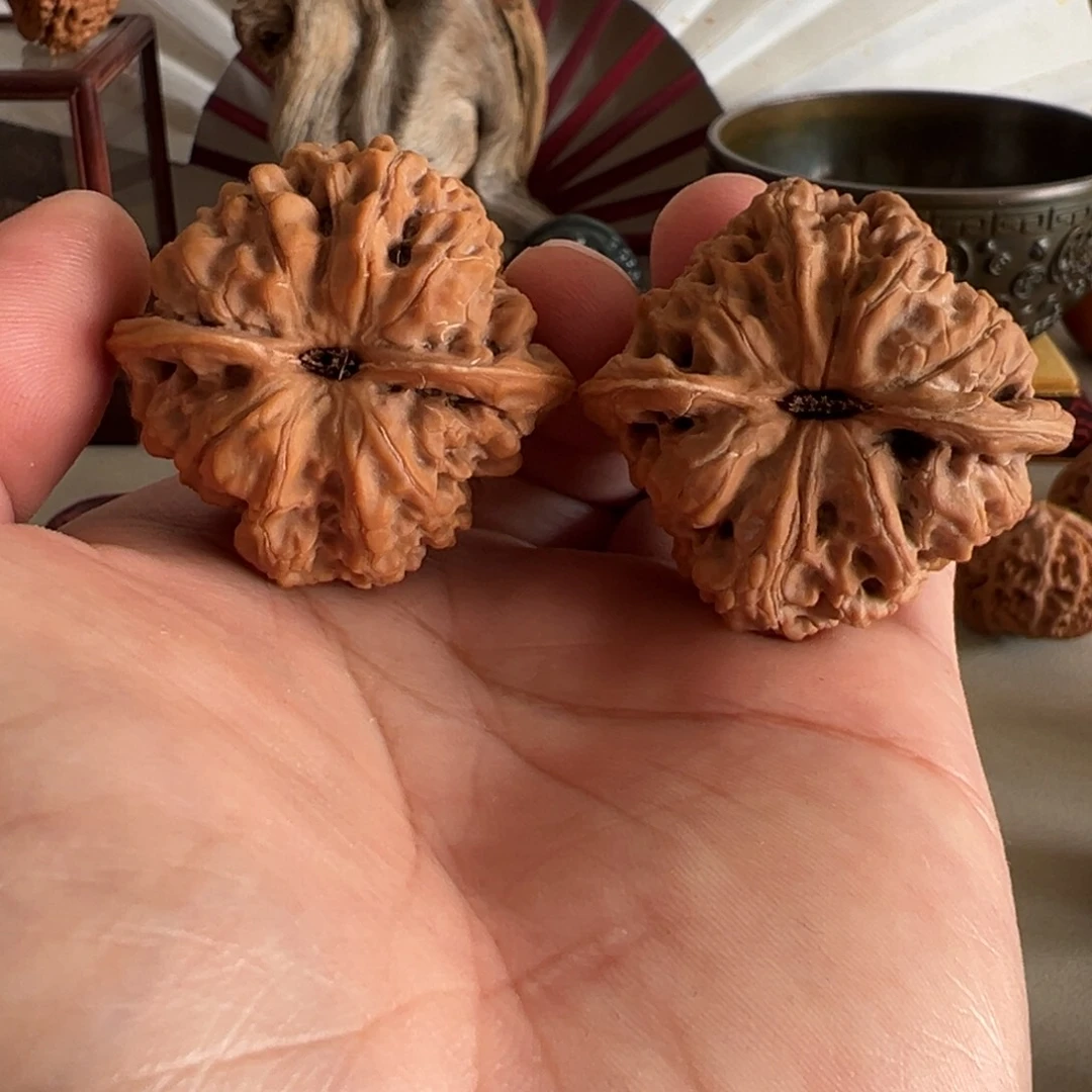 文玩核桃吊坠龙洞裕