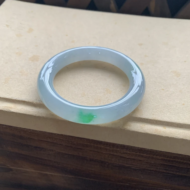冰种胶润辣绿圆条手镯，天然翡翠缅A，圈口53.5-10.8-10.9，小纹！