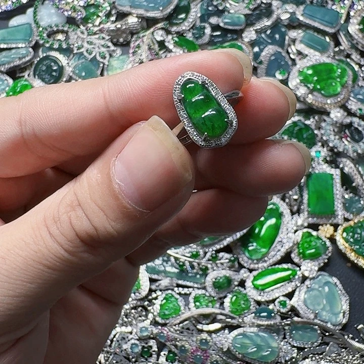 翡翠颈饰未镶嵌天然A货翡翠放漏