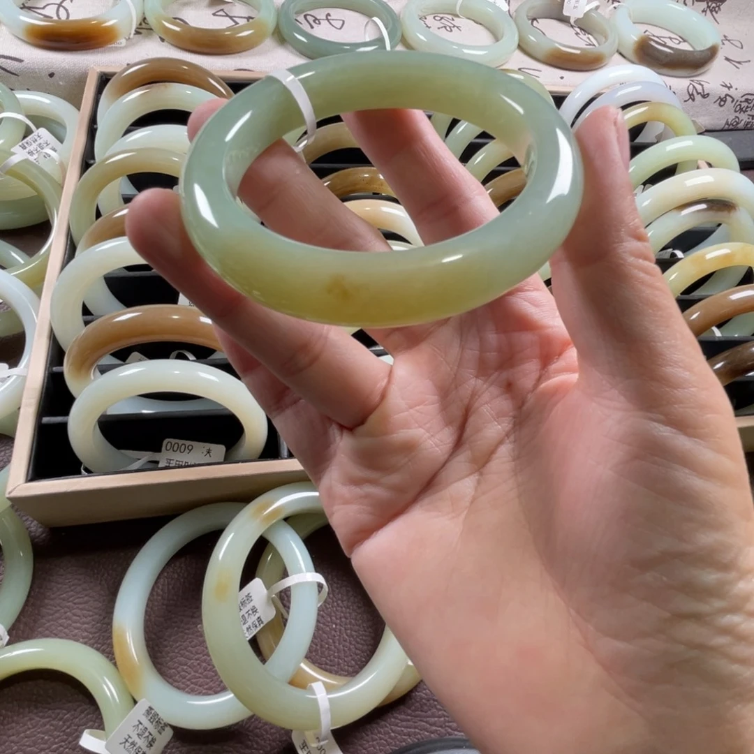 和田玉未镶嵌手镯