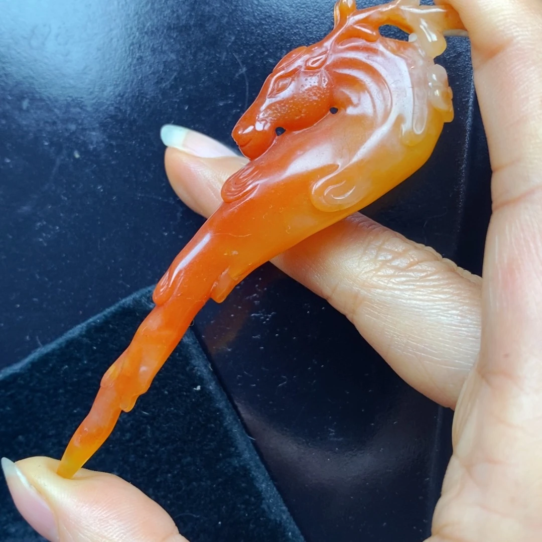 未镶嵌石英质玉（黄龙玉）颈饰