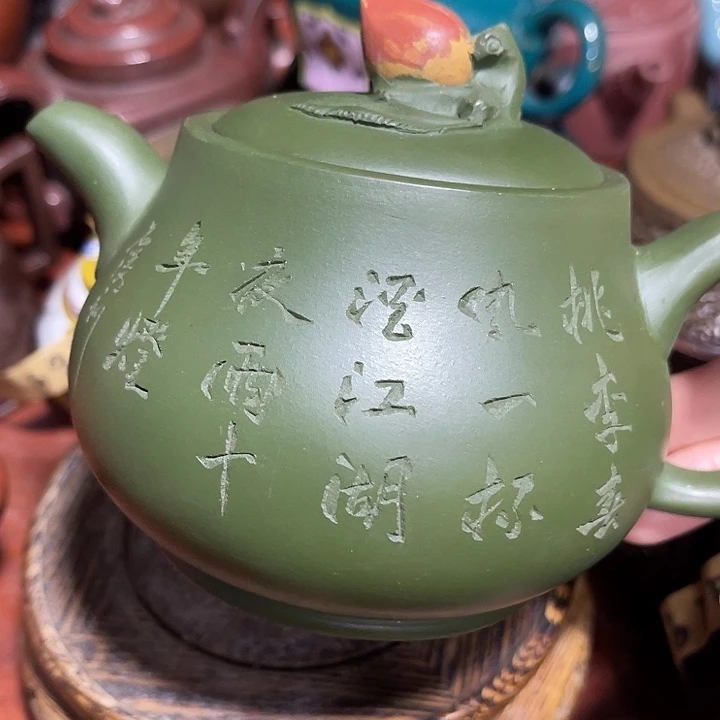 茶壶紫砂原矿泥料手工制作的一把紫砂壶。