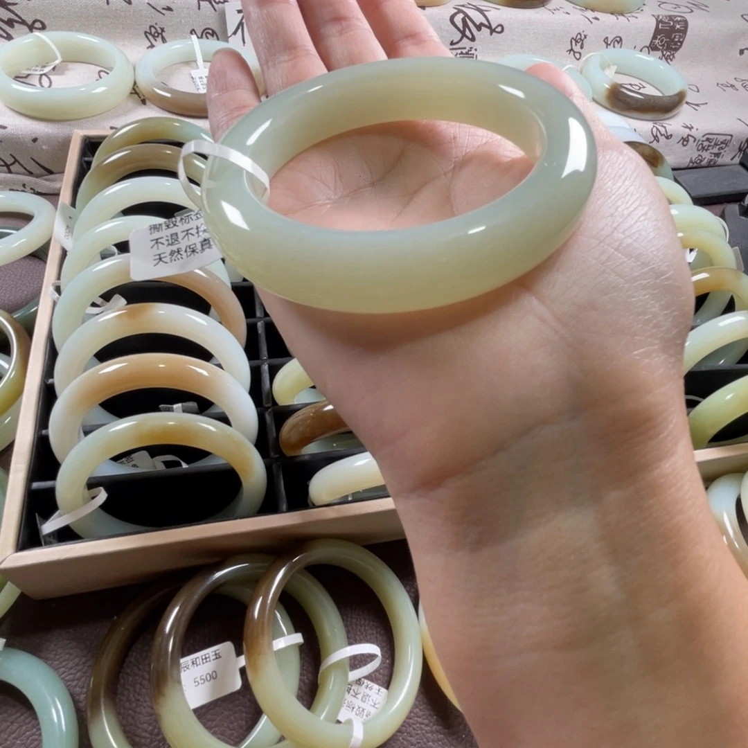 和田玉未镶嵌手镯