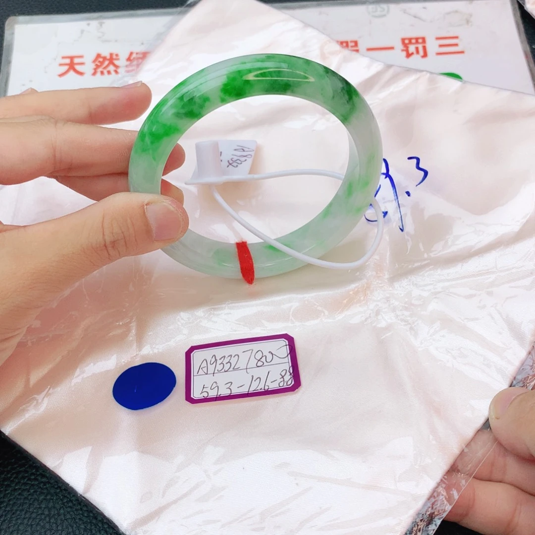 翡翠手镯未镶嵌翡翠