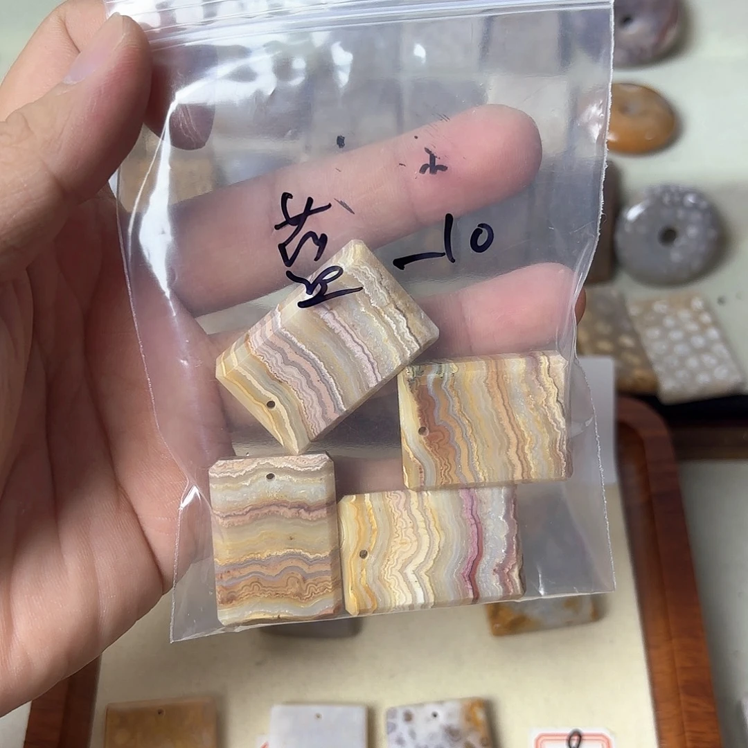 千***画硅化玉未镶嵌颈饰
