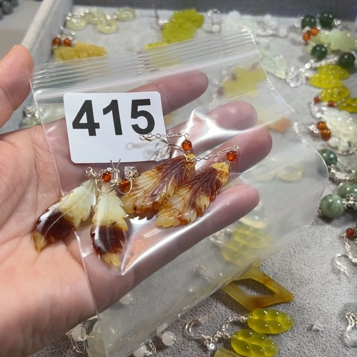 蛇纹石玉耳饰未镶嵌猫**令