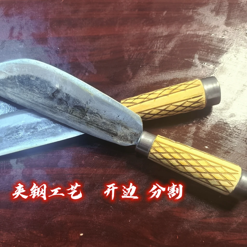 老铁匠锻打户外砍柴刀农用工具