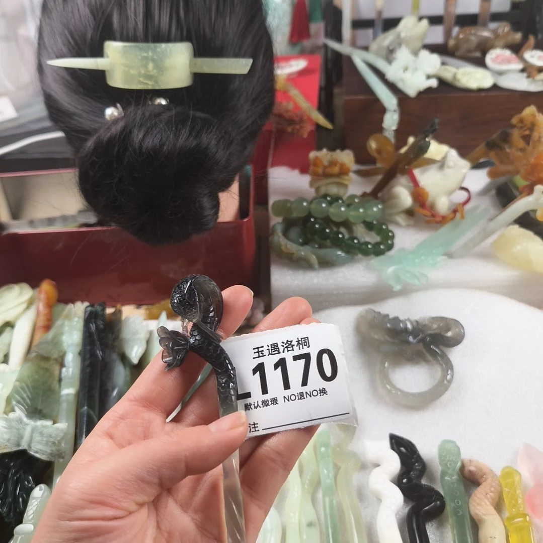蛇纹石玉发饰合金兰*。