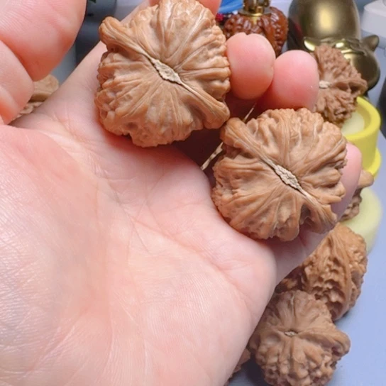 卡姿兰白狮子文玩核桃