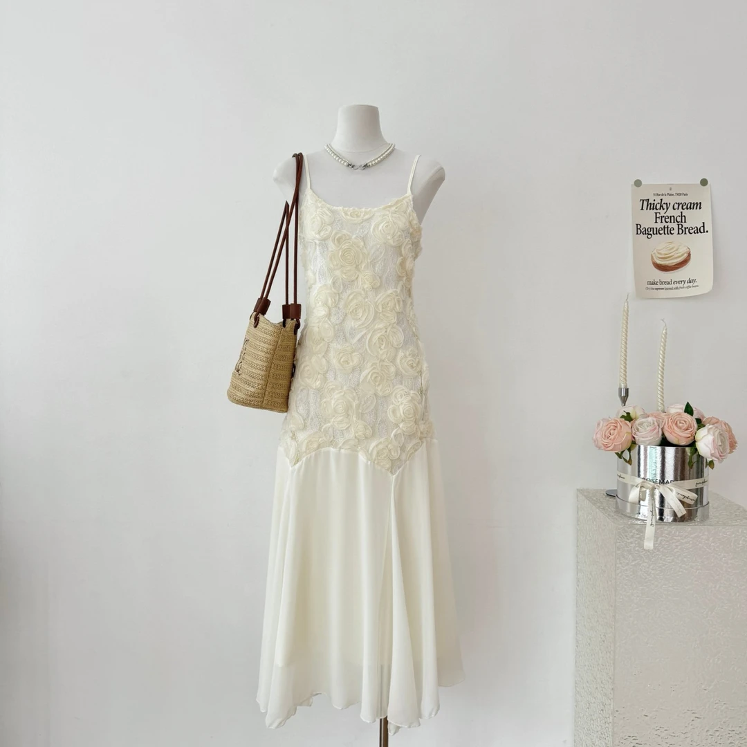 2025夏法式刺绣玫瑰花白色吊带连衣裙女轻奢气质收腰鱼尾气质长裙