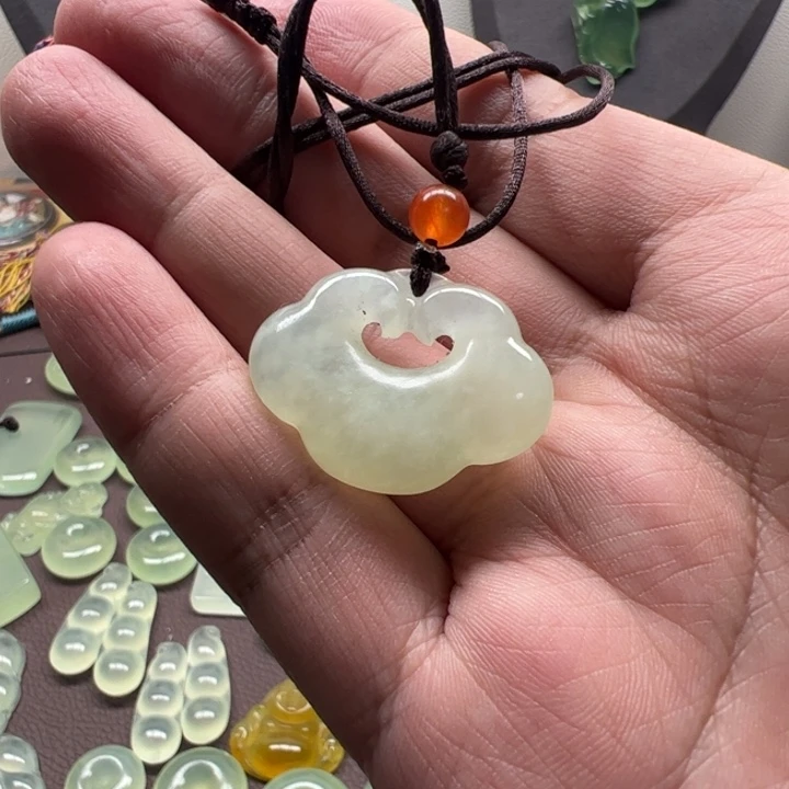 岫玉未镶嵌颈饰挂件