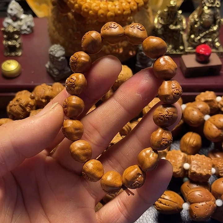 龙纹桃核雕刻瑕疵百福