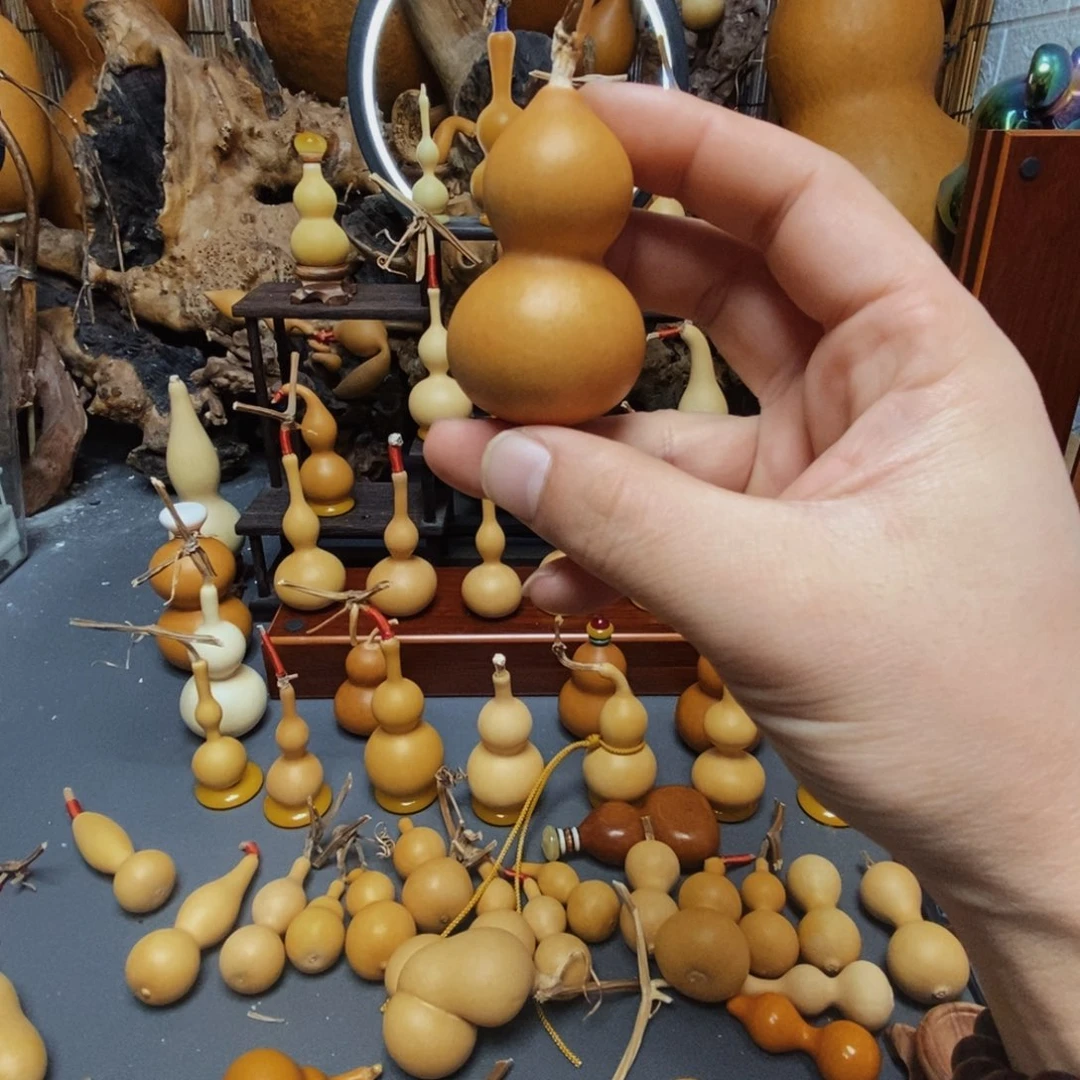 老皮小美手捻葫芦