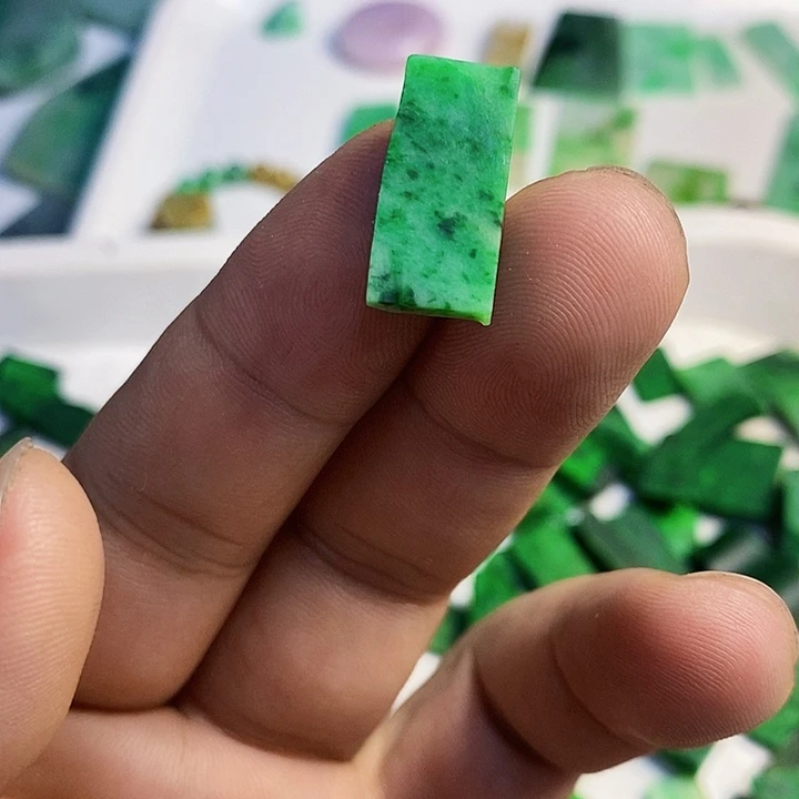 快***天翡翠散珠天然翡翠A货挂件