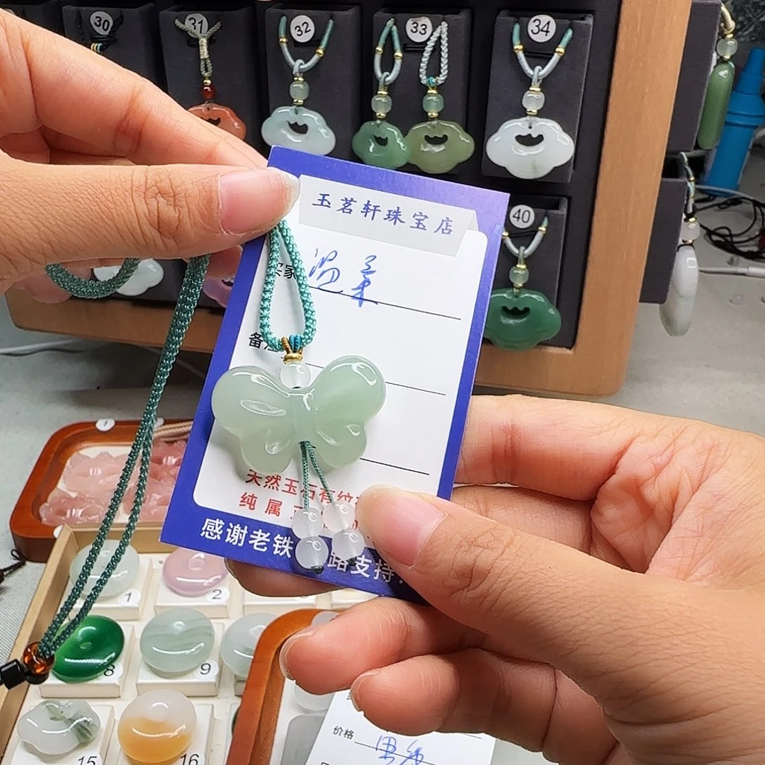 温***柔石英质玉未镶嵌颈饰