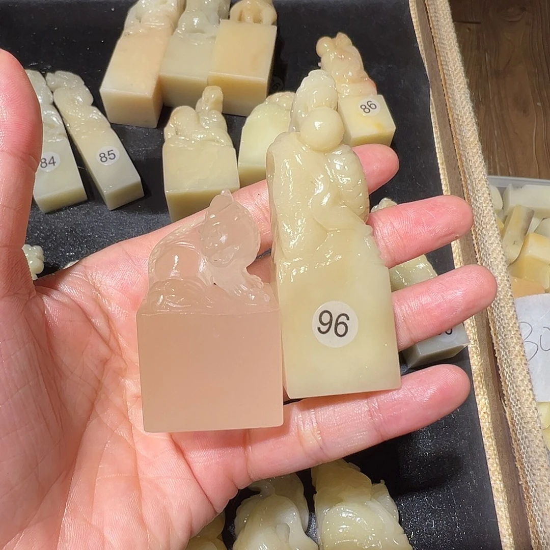瑜***娟寿山石随机批发2个