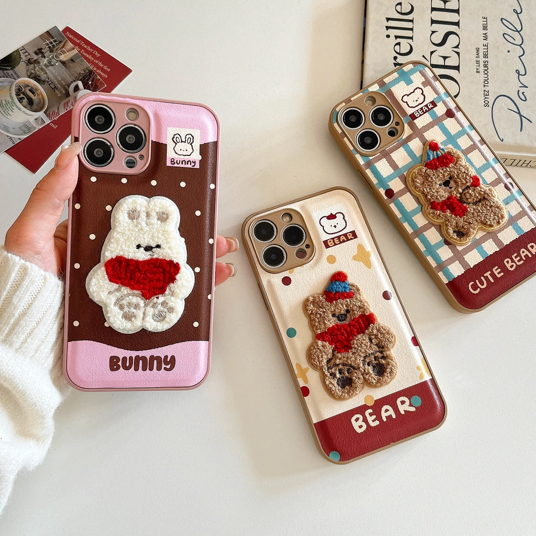 复古皮质刺绣毛绒小熊手机壳适用iPhone16promax苹果15/14/13/12