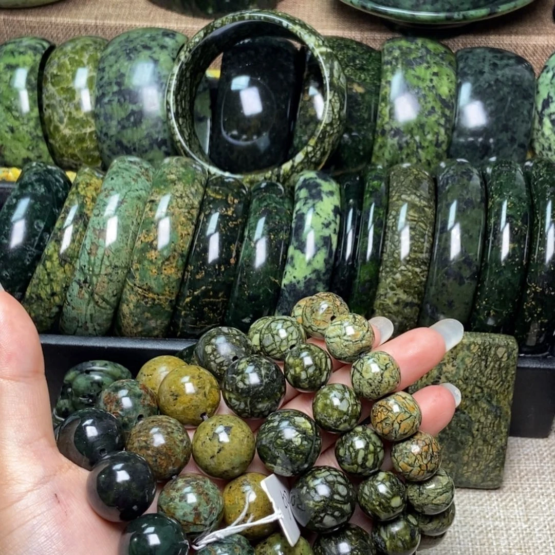 阿***年蛇纹石玉未镶嵌颈饰