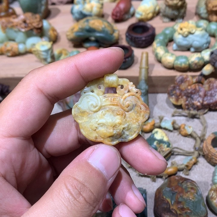 未镶嵌岫岩河磨玉（透闪石质玉）挂件