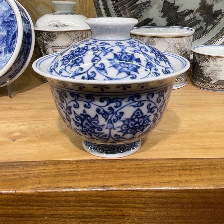 破***》手工青花缠枝莲盖碗