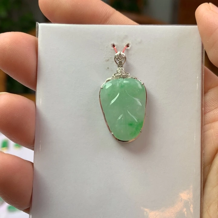 翡翠18K金镶嵌颈饰翡翠吊坠