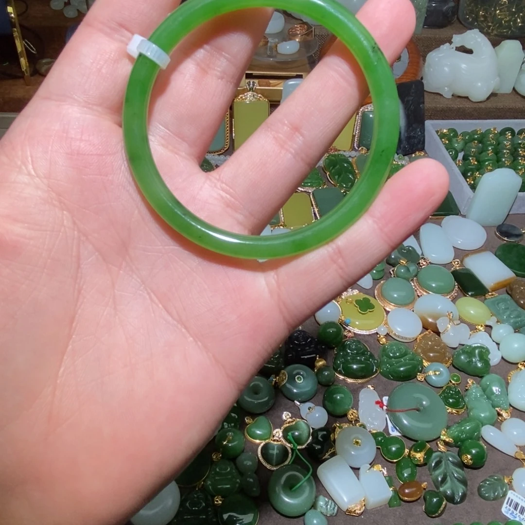 子***青和田玉（碧玉）未镶嵌颈饰