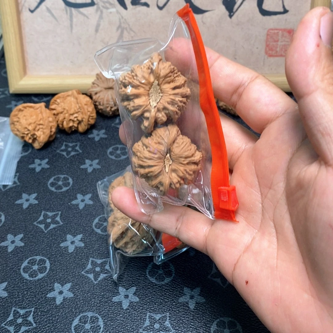 吊坠文玩核桃红宝石
