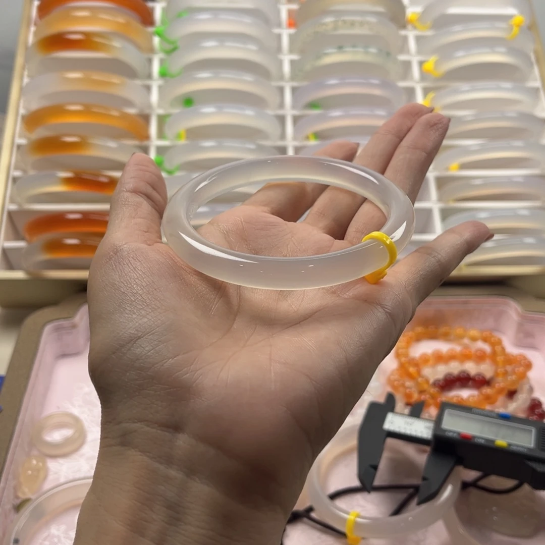 喜***食玛瑙/玉髓手镯未镶嵌