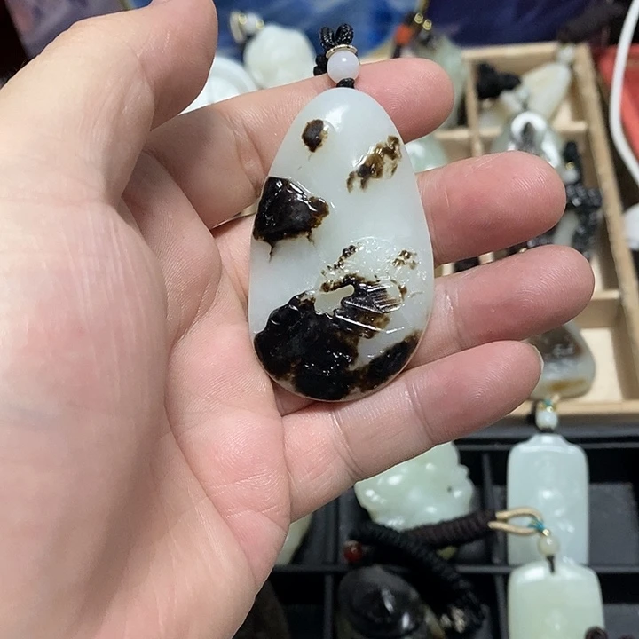 大****和田玉未镶嵌颈饰