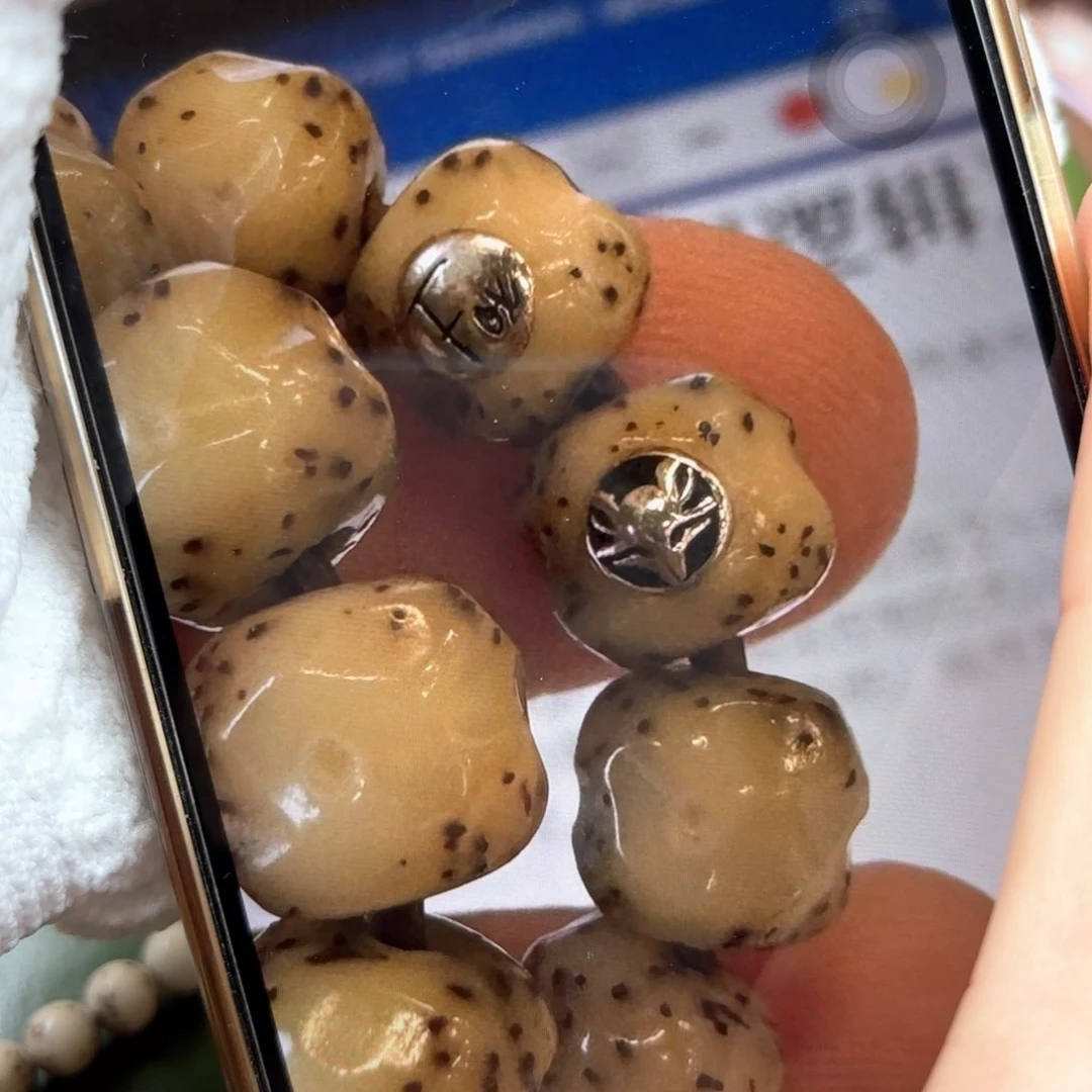 白****星月菩提吊坠4m银标一颗