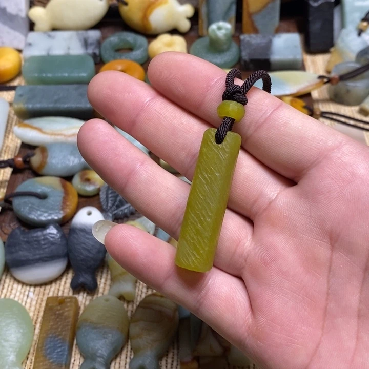 蛇纹石玉未镶嵌颈饰