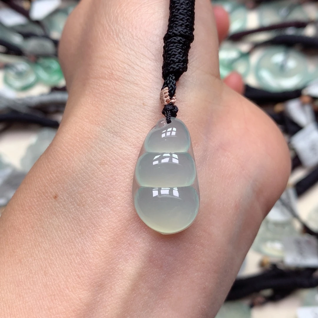 翡翠未镶嵌颈饰福豆