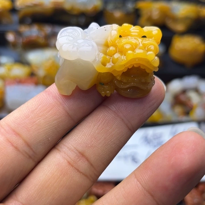 石英质玉（黄龙玉）未镶嵌颈饰